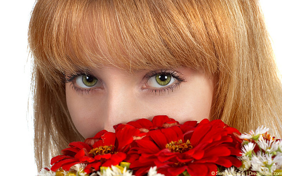 green eyes and flowers