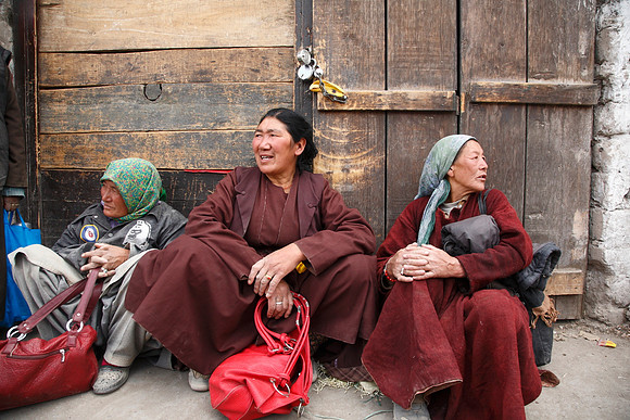 Very strange ! Three women and no gossip[